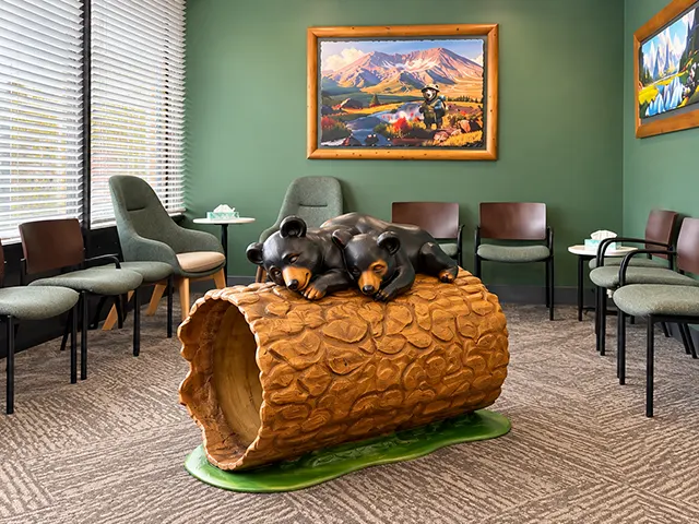 Moss wall with a tooth-shaped sign in the office